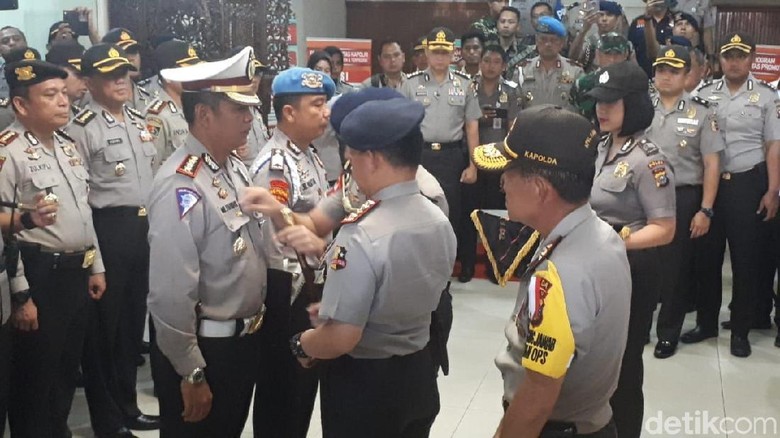 Kapolri Beri Pin Emas ke Kombes Rudy Penembak Mati 3 Teroris