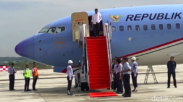 Pesawat yang Dinaiki Jokowi dapat 'Water Salute' di Kertajati