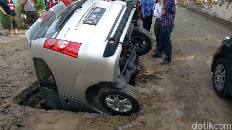 Mobil Nyungsep ke Lubang, Bina Marga DKI Bisa Dijerat Pidana