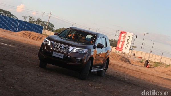 Sanggupkah Nissan Terra Saingi Fortuner dan Pajero Sport?
