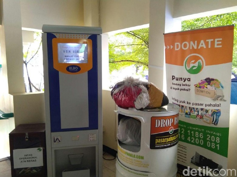 tak-keluarkan-uang-atm-di-masjid-raya-bintaro-isinya-beras