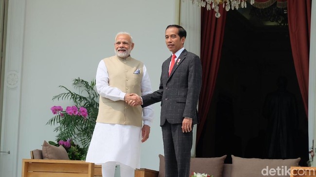 jokowi-sambut-pm-india-di-istana-berbincang-akrab-di-beranda
