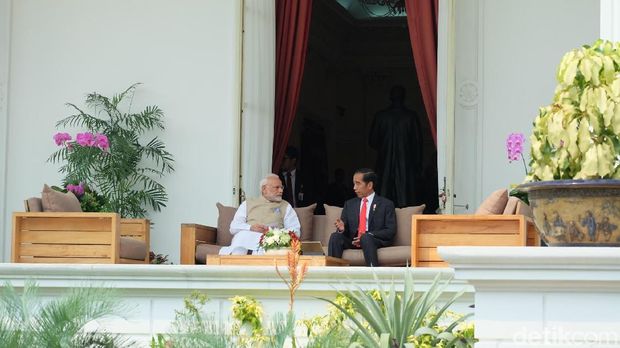 Jokowi Sambut PM India di Istana, Berbincang Akrab di Beranda