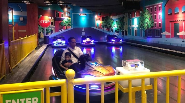 jalan-jalan-ke-mal-jokowi-ajak-cucu-naik-bom-bom-car