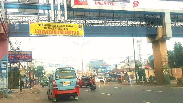 Viral Foto Spanduk PKS-Khilafah Islamiyah Mejeng di JPO Serpong