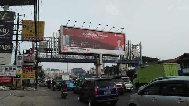 Viral Foto Spanduk PKS-Khilafah Islamiyah Mejeng di JPO Serpong
