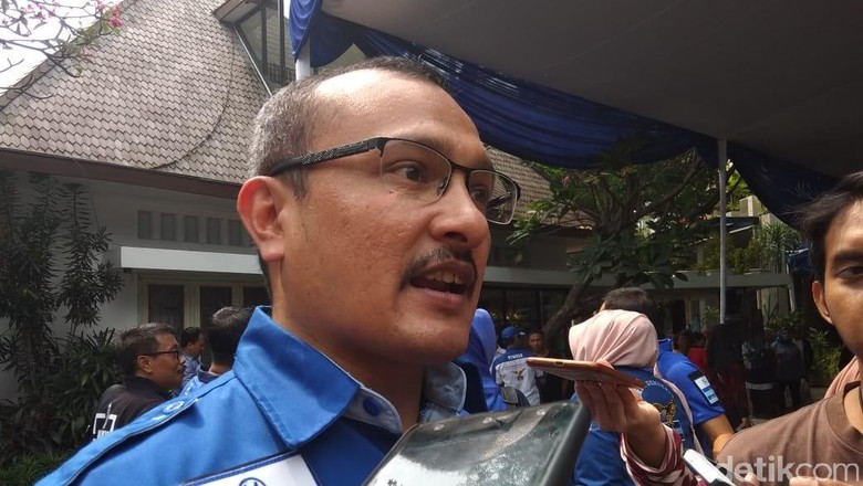 Kehidupan Pribadi Diviralkan, Ferdinand PD Minta Jokowi Tertibkan Pendukung