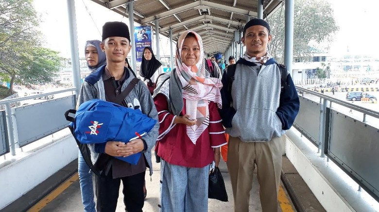 pemudik-jalan-kaki-di-merak-dulu-antre-75-menit-kini-20-menit