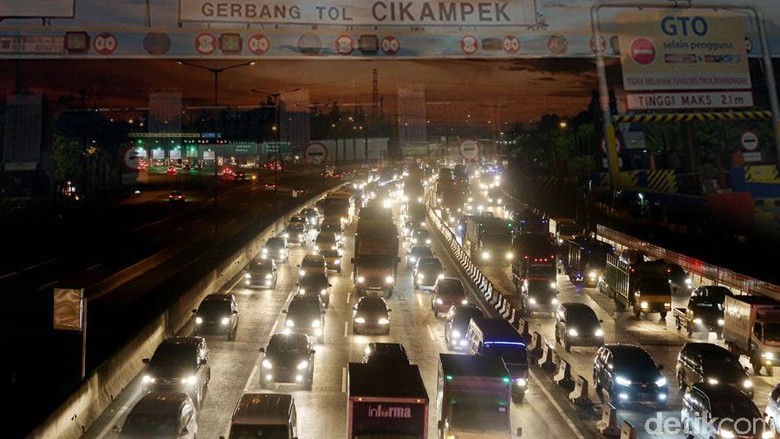  Tol Cikampek Arah Jakarta Macet 18 Km