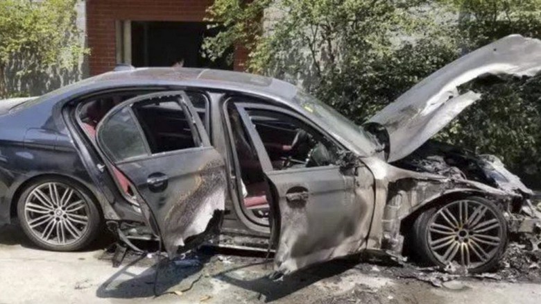 Pria China Bakar Dupa Dekat BMW Baru, Langsung Terbakar