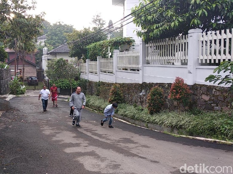 Jelang Pencoblosan, Sudrajat 'Ritual' Jogging Bareng Cucu