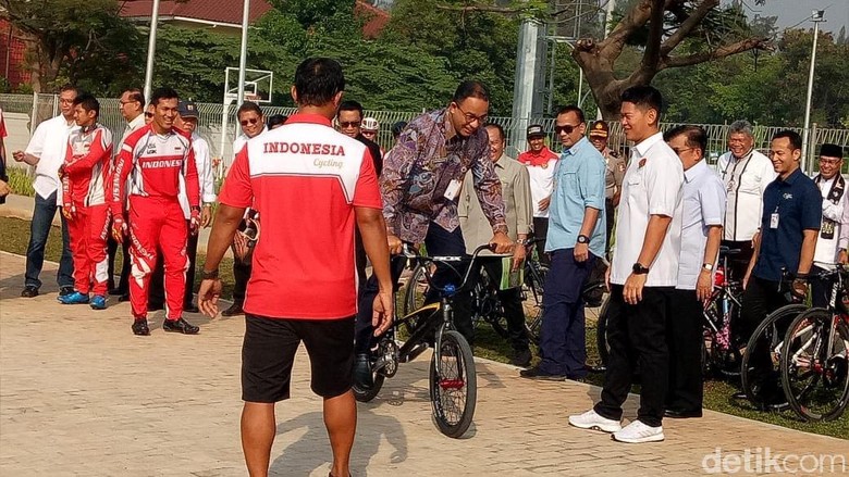 Foto: Gaya JK-Anies Jajal BMX di Venue Asian Games