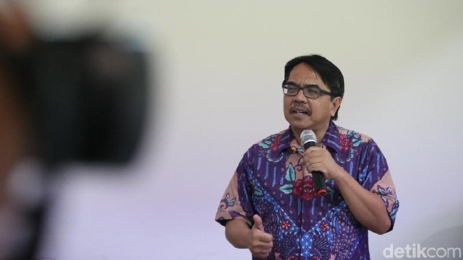Ade Armando Akui Unggah Anies Berwajah Joker ke FB