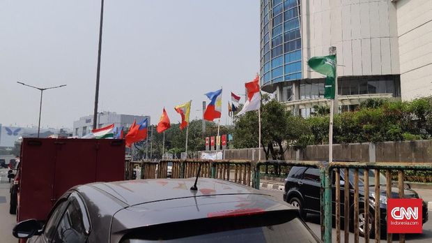 Pemasang Bendera Tiang Bambu di Pluit: Asian Games itu Apa