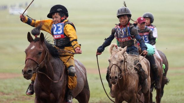tradisi-pacuan-kuda-anak-di-mongolia-yang-kontroversial