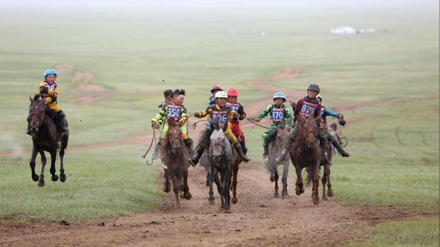 Tradisi Pacuan Kuda Anak di Mongolia yang Kontroversial