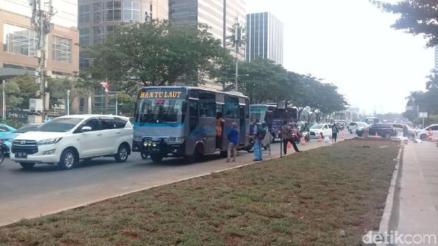 Halte di Jl Sudirman Terhalang Rumput, Bagaimana Cara Naik Bus?