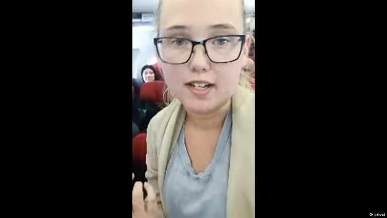 Mahasiswi Berdiri di Pesawat Demi Tunda Deportasi Warga Afghanistan