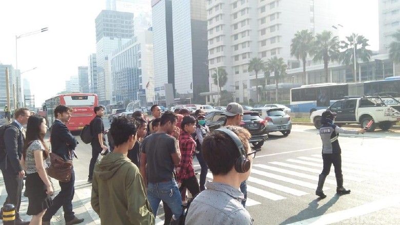 Pejalan Kaki soal Pelican Crossing: Nggak Pegal Naik JPO