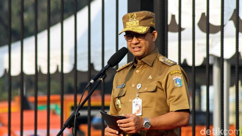 Anies Ungkap Alasan Pembatas Jalan Warna-warni Kembali Hitam Putih