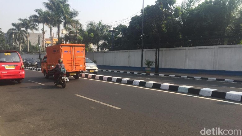 Sempat Warna-warni, Pembatas Jalan Ini Balik Lagi Jadi Hitam Putih