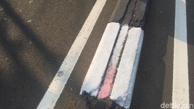 Sempat Warna-warni, Pembatas Jalan Ini Balik Lagi Jadi Hitam Putih