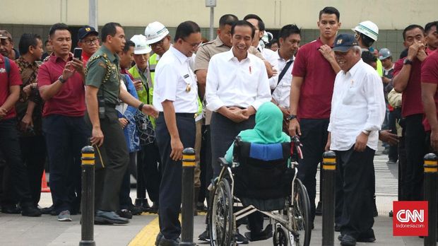 Jajal Pelican Crossing, Jokowi Acungkan Jempol untuk Anies !!!