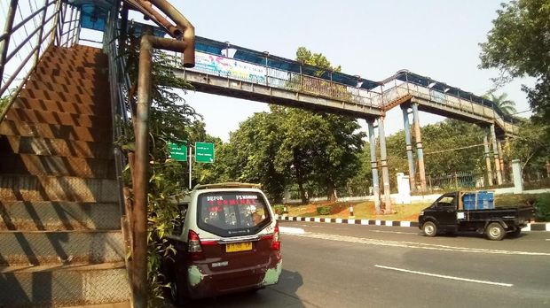 Tak Terawat, JPO di Jaksel-Depok Kondisinya memprihatinkan