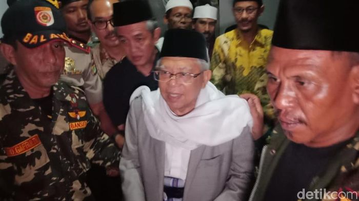KH Ma'ruf Amin dan Kontroversi Fatwa Bunga Haram Bank
