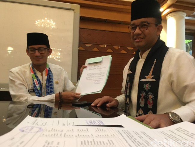 anies-terima-sandiaga-uno-berhenti-jadi-wagub-lalu-berpelukan