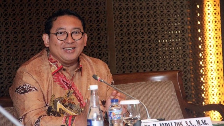 Heboh Doa Mbah Moen, Fadli Zon Tulis Puisi 'Doa yang Ditukar'