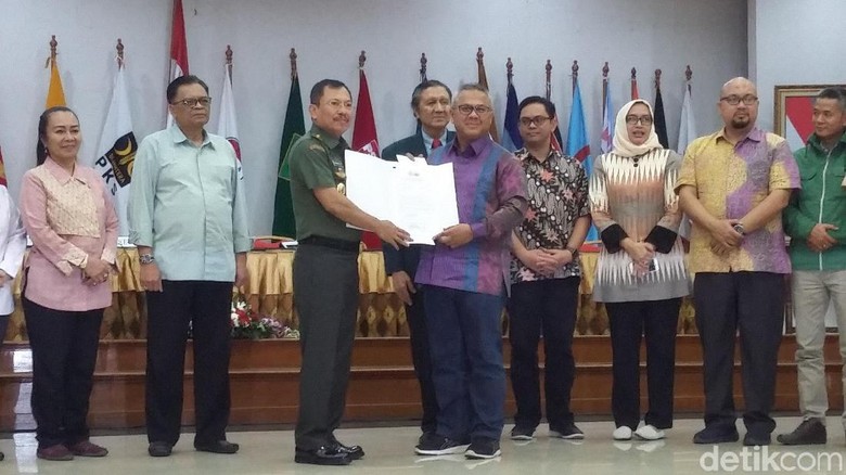 Jokowi - Ma'ruf dan Prabowo - Sandiaga Lolos Tes Kesehatan