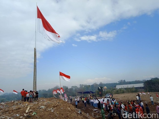 Pemulung di Jember Rayakan HUT Kemerdekaan RI

