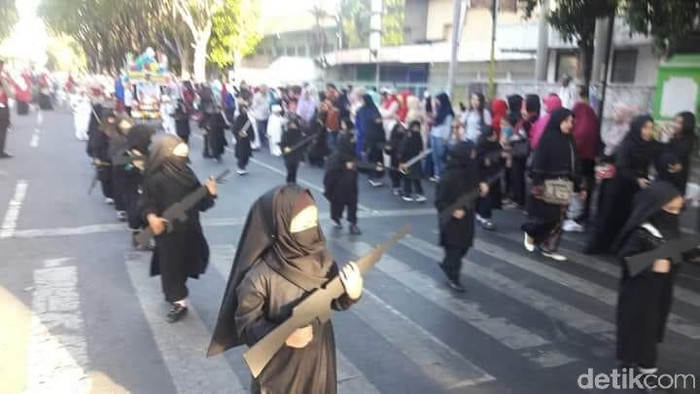 dua-wajah-indonesia-soal-komunis