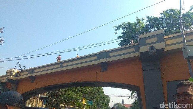 Massa Deklarasi #2019GantiPresiden di Surabaya Dilempari Batu