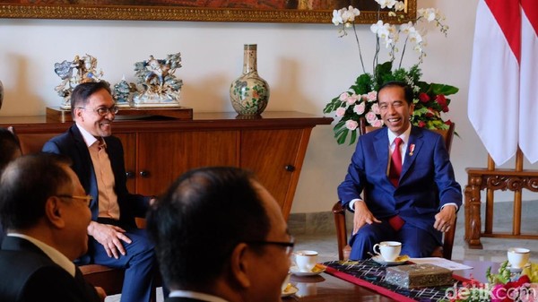 Jokowi Jadi Kepala Negara Pertama yang Ucapkan Selamat ke Anwar Ibrahim