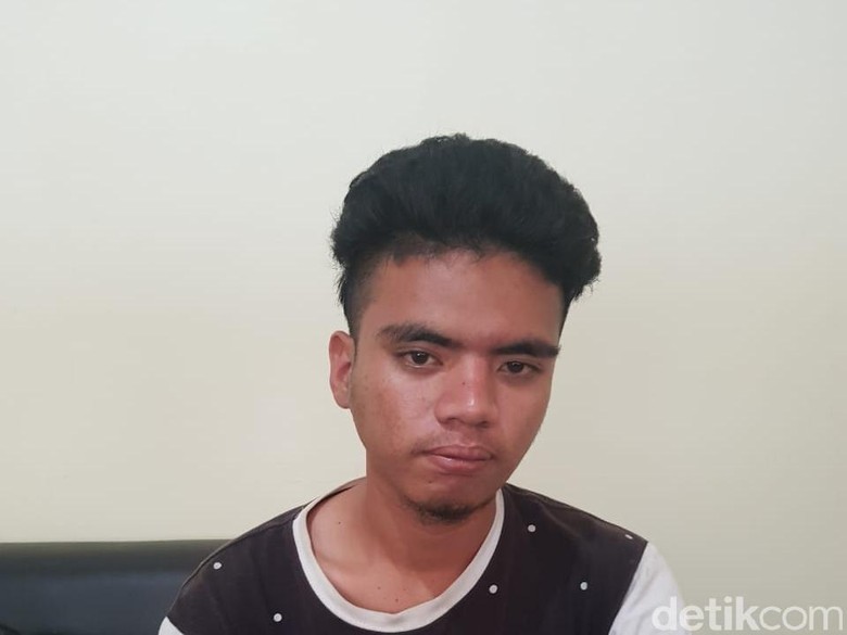 Habis Hina-hina Jokowi, Pria Ini Tawarkan Jasa Urut