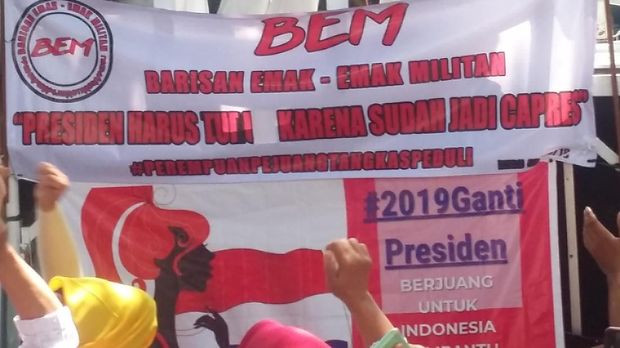 Emak-emak Demo di Depan KPU Minta Jokowi Mundur sebagai Presiden