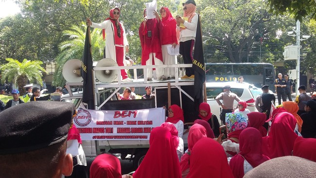 Demo Jokowi Mundur, Emak-Emak Militan: Kami Bukan Cheerleader!