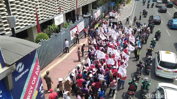 Ibu-ibu Ini Demo di Bawaslu, Minta Politisasi Emak-emak Disetop