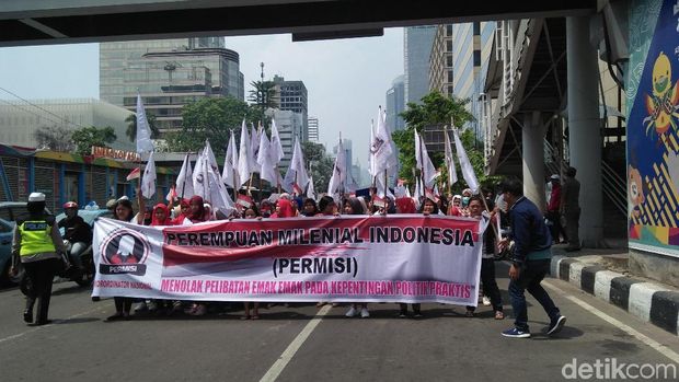 Ibu-ibu Ini Demo di Bawaslu, Minta Politisasi Emak-emak Disetop