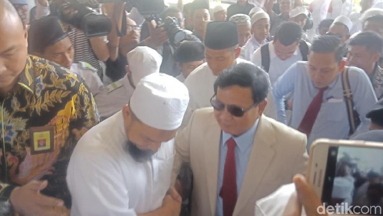 Berjas dan Kacamata Hitam, Prabowo Hadiri Ijtimak Ulama II