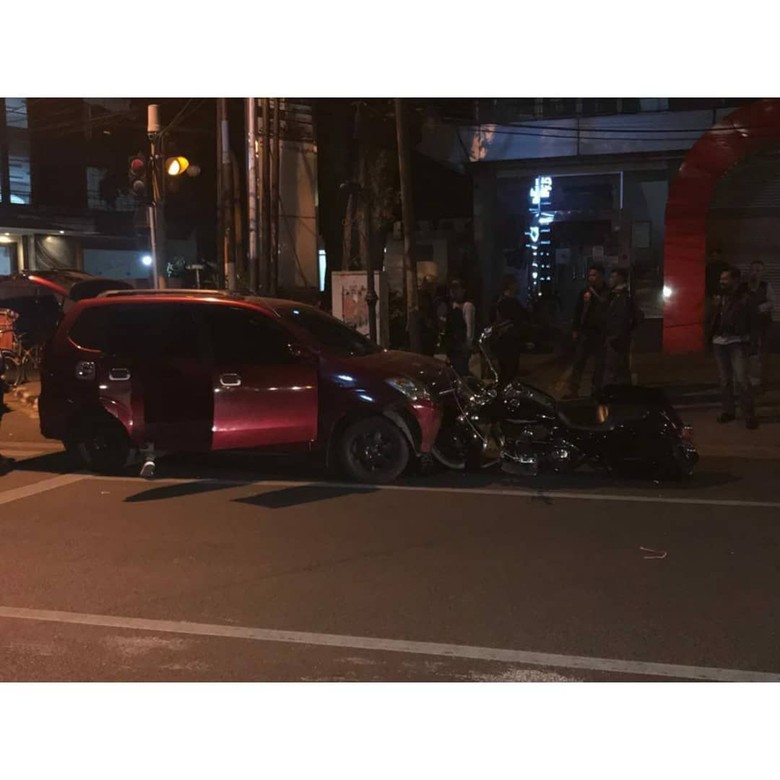 Viral Avanza Ringsek Tabrakan dengan Moge, Sopirnya Dipukuli
