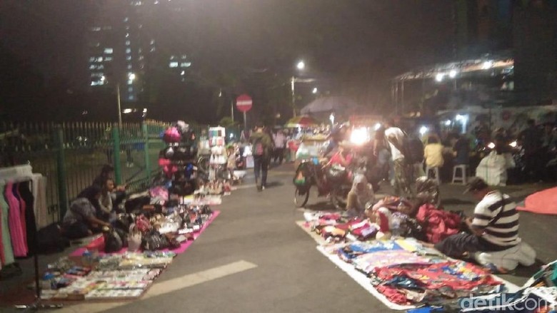 Semrawut, PKL Penuhi Trotoar Dekat Stasiun Tanah Abang
