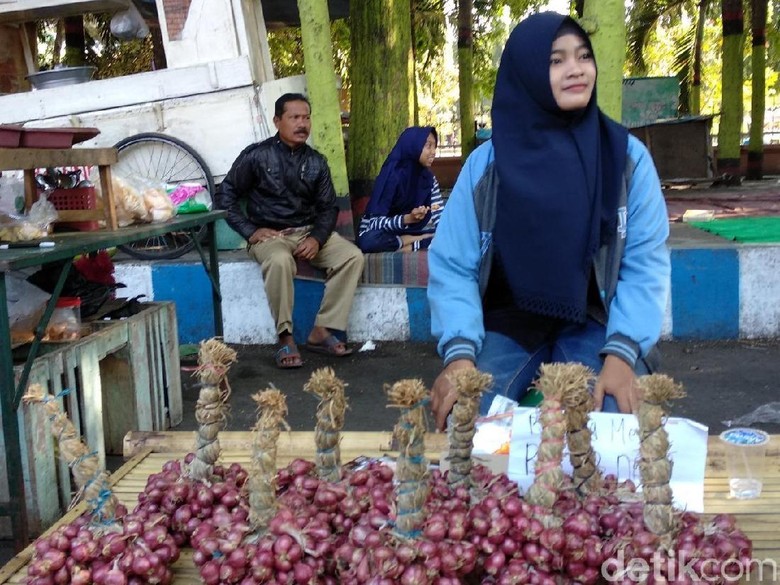 harga-anjlok-perempuan-ini-obral-bawang-merah-di-pinggir-jalan