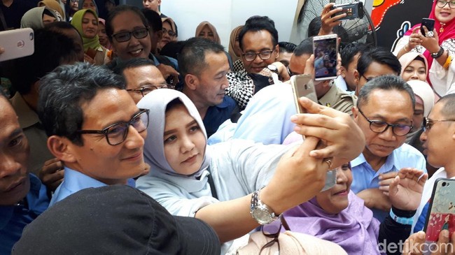 Di Surabaya Sandiaga Diserbu Emak-emak Gemas: Bang Sandi, Ya Ampun