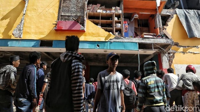 Masih Banyak yang Minta Tolong di Balik Puing Bangunan Palu