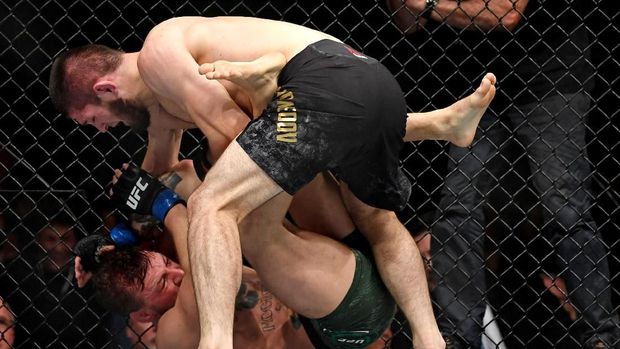 Khabib Kalahkan McGregor di Ronde Keempat UFC