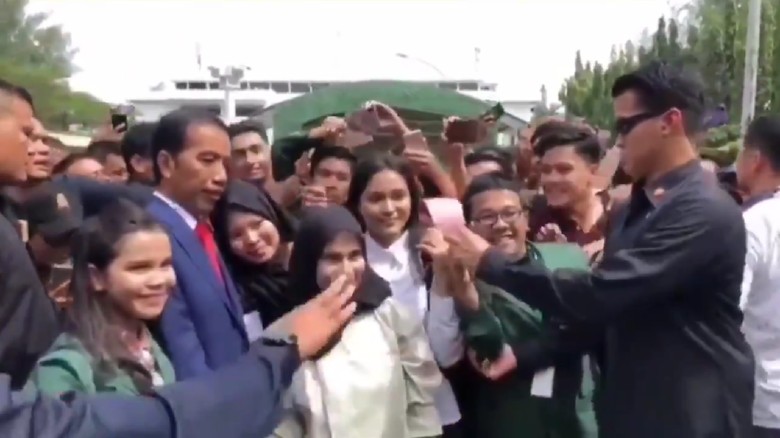 Viral Paspampres Larang Pose 2 Jari di Depan Jokowi, Ini Alasannya