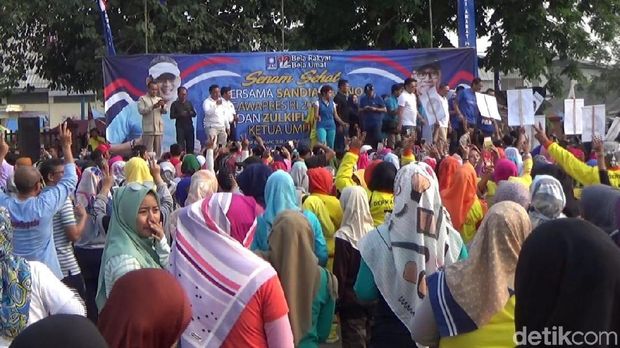 Kunjungi Subang, Sandiaga Uno Goyang 2 Jari Bareng Emak-emak